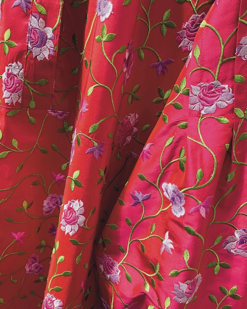 Rød silkeskjorter med broderte blomster