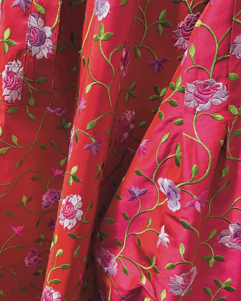 Hovedbilde Rød silkeskjorter med broderte blomster