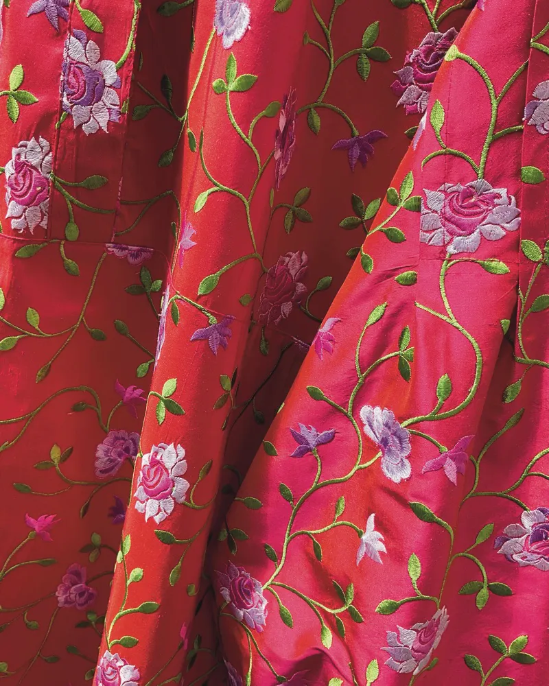 Rød silkeskjorter med broderte blomster
